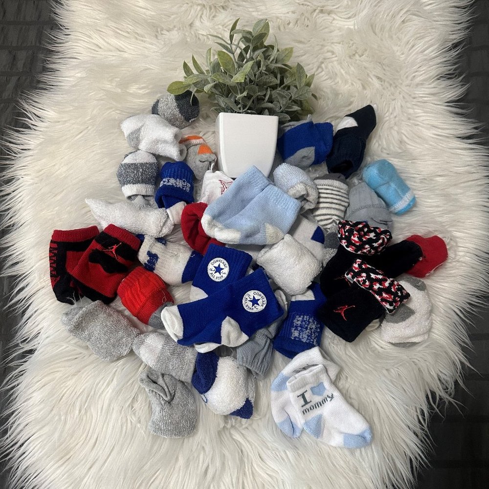 Newborn boy socks and booties. [1G].